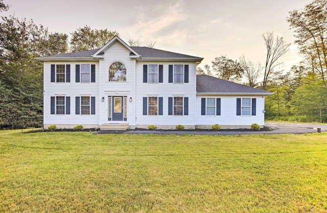 Hot Tub & Fire Pit: Family Home in Tobyhanna