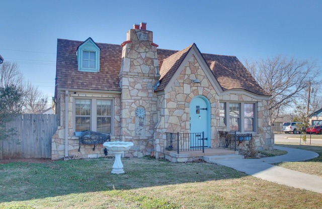 Hot Tub, Fire Pit & Grill: Stone Cottage in Lawton