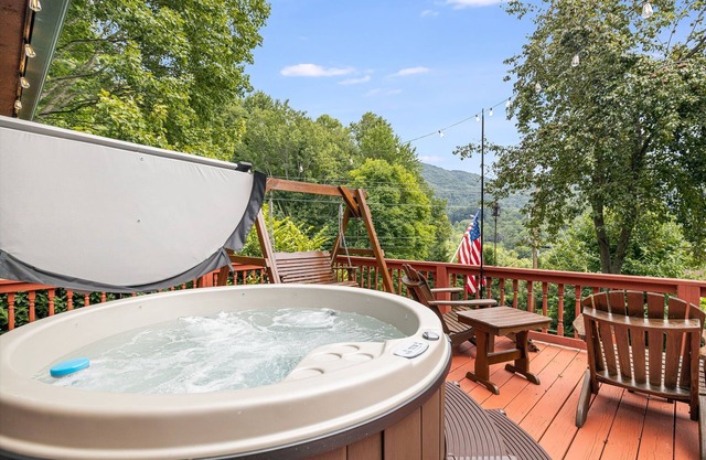 Hot Tub, Fire Pit & Mountain Views + Biltmore Pass | Cozy One-Level Cabin
