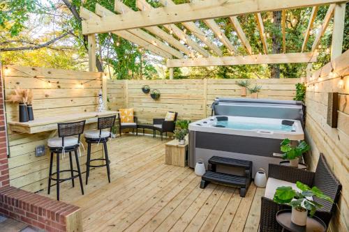 Hot Tub Fire Pit Oasis 3mi to Downtown