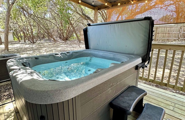 HOT TUB/Fire Pit/Ping Pong/Fast Internet/Walk to the Lake - Lakeview Escape !