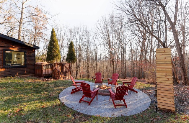 Hot Tub + Firepit + 20 Minutes to Luray Caverns + 35 Minutes to Skyline Drive