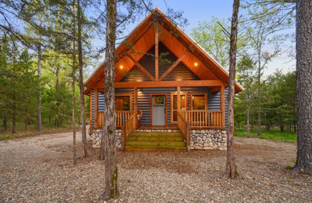 Hot tub, fireplaces, perfect for romantic honeymoons and anniversaries, private