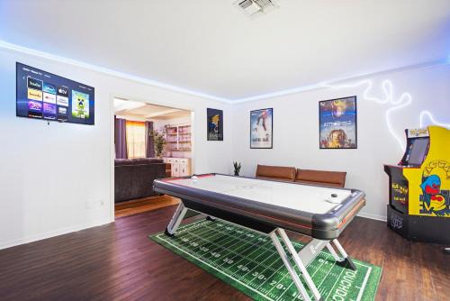 Hot tub, Game and Movie Room ,15 Min to IAH Airport