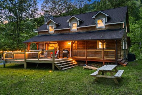 Hot Tub, Game Room and Fire Pit Canton Log Cabin