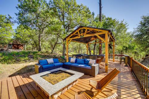 Hot Tub, Game Room Dog-Friendly Pine Cabin!