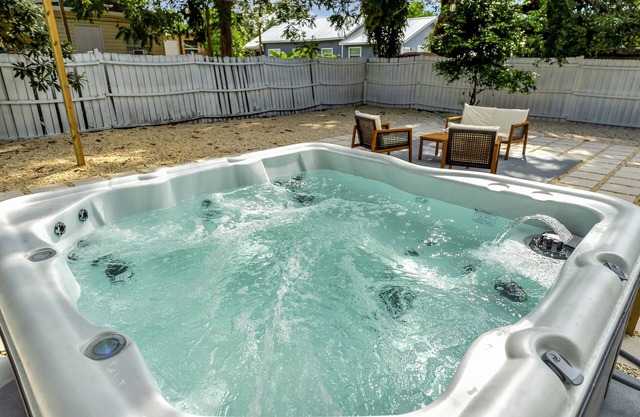 Hot Tub Gem ~ Stylish, Cozy & 6 mins to Downtown ~ Fast Wifi