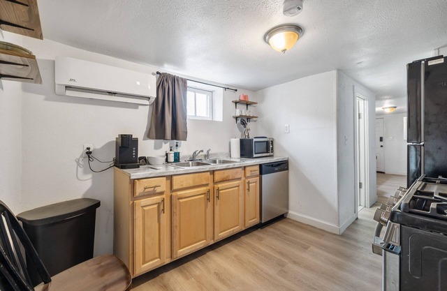 Hot Tub Haven+Laundry+.4 mi. USU East+1G Wi-Fi