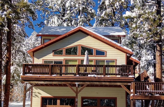 Hot tub! Ideal location! Close to Wolf Creek & Pagosa! 2 car garage, Ping Pong!