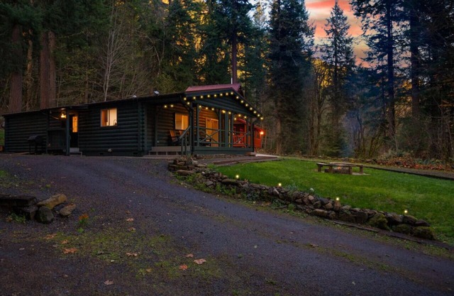 Hot Tub, King Bed, EV Charger 5 MI to Mt Rainier