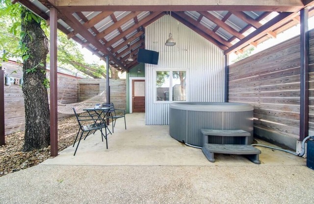 Hot Tub, King Bed, Kitchenette - The Pumphouse