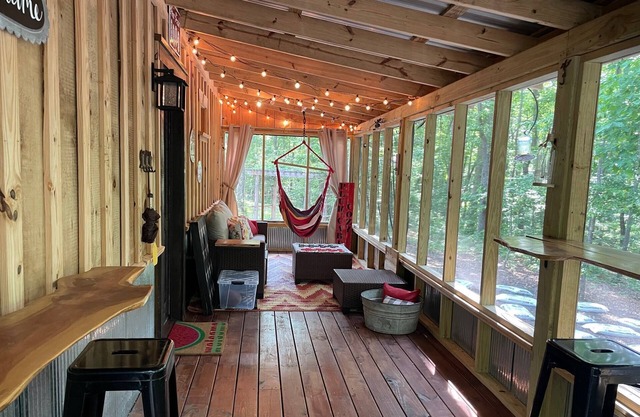 Hot Tub-Large Screened Porch,Fire Pit &Grill Area