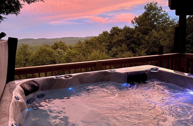 HOT TUB, LONG RANGE VIEWS, 6 Bedrooms, Sleeps 15! GAME RM