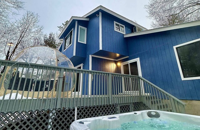 Hot Tub Luxury Pondfront House in East Stroudsburg