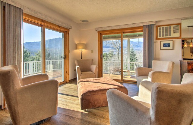 Hot Tub & Moan Mtn Views: North Conway Townhouse