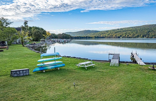 Hot Tub *Movie Theater * Lakefront Dock *Views
