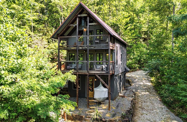 Hot Tub & Mtn Views: Modern Old Fort Hideaway!