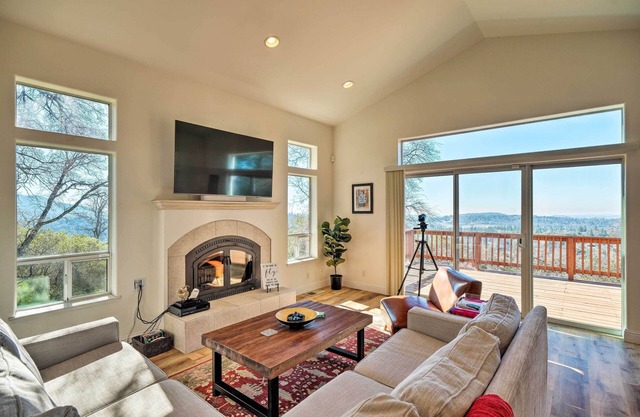 Hot Tub & Mtn Views: Peaceful Columbia Retreat!