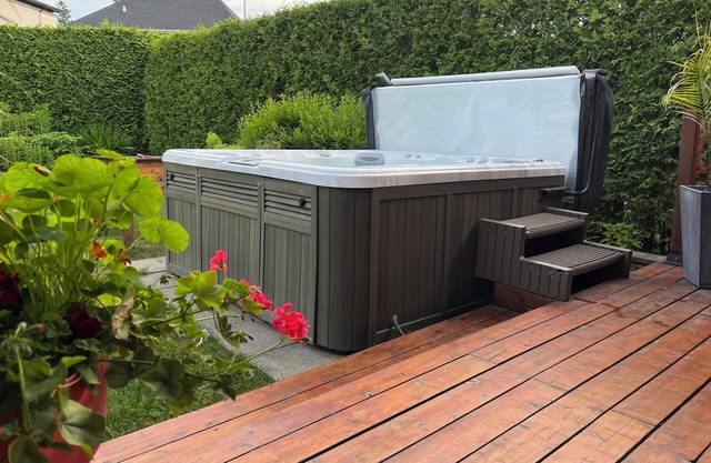 HOT TUB/only family welcomed/5 bdr cottage/trampoline/bbq/15 min to Old Quebec