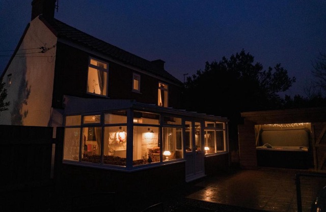Hot Tub Pet Friendly Luxury Cosy Cottage, Near Withernsea and Patrington