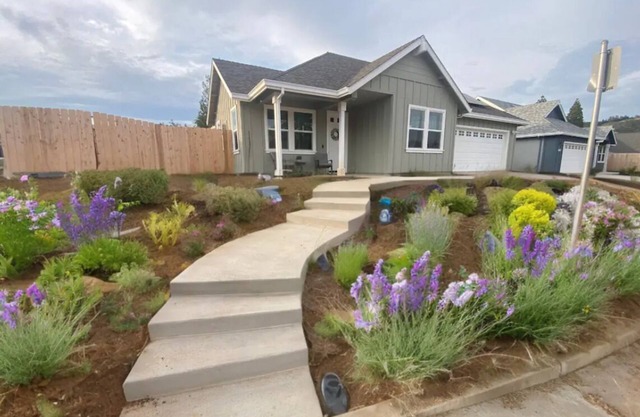 Hot tub, ping pong, and walking distance to over 25 wine tasting rooms!
