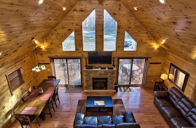 Hot Tub, Pool Table, Fire Pit, 5 MIN TO SKI SLOPES, Secluded /Pet Friendly!
