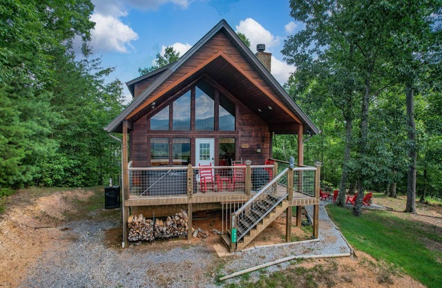 Hot Tub + Pool Table and Fire Pit - Private!