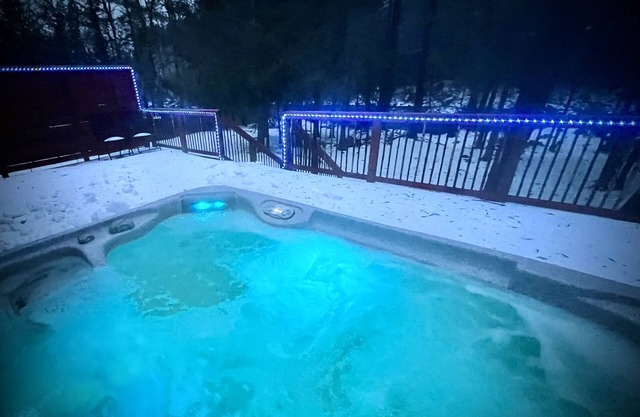 Hot tub, River Front, Mt. Hood, and Relaxation for Friends and Family!