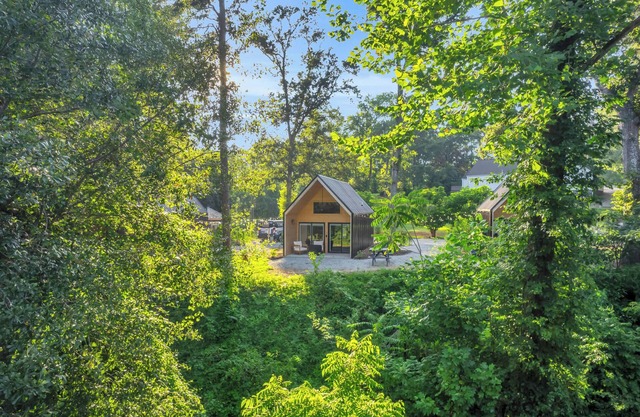 Hot Tub! Riverfront Cabin Retreat - 6 Min to GLV