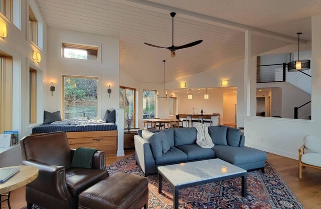 Hot tub | Sauna |Firepit |Sleeps 6!