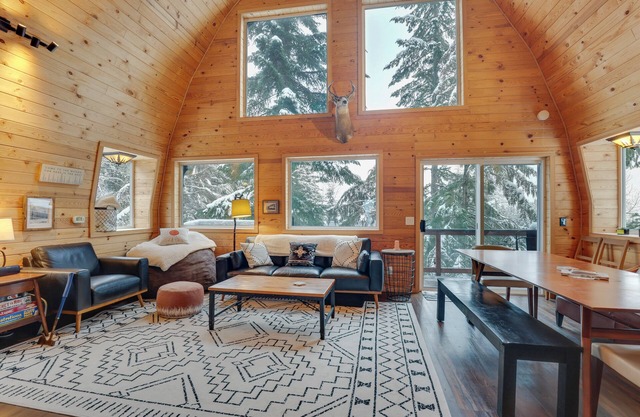 Hot Tub & Sauna: Mountain Living at Hyak Cabin!