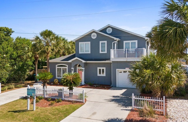 Hot Tub, Sleeps 10, 1 block to beach access, Pets