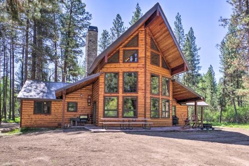 Hot Tub Soaks and River Fun Cabin in Garden Valley