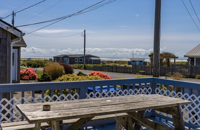 HOT TUB, VIEW, Walk to beach, WiFi, BBQ