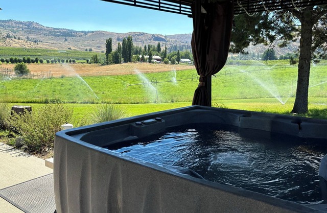 Hot Tub Views AC Games BBQ Pet Friendly – 10 Mins to Lake