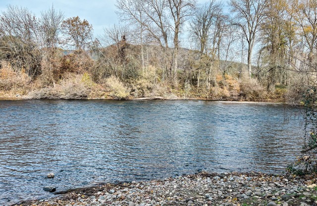 Hot Tub w/River Views/Close to I-5/Private Patio