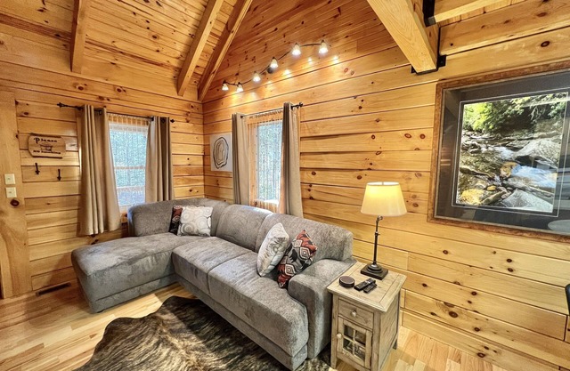 Hot Tub, WiFi, Adventure - Family Log Cabin - Hillside Haven - Red River Gorge, Kentucky!