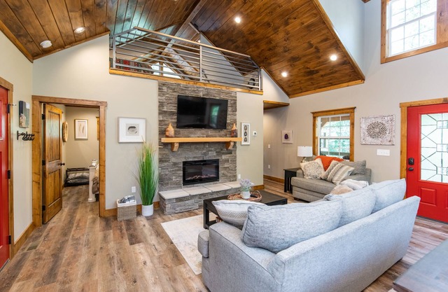 Hot Tub, WiFi, Adventure - Family Cabin - Dreamscape - Red River Gorge, Kentucky!