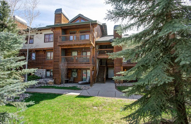 Hot Tubs, Private Washer/Dryer, Balcony, Free Bus Route - Perfect for 3 Couples