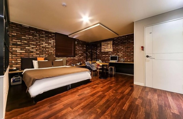 HOTEL 385
