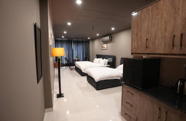 Hotel Crossroads