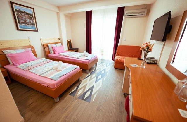 Hotel Holiday-M