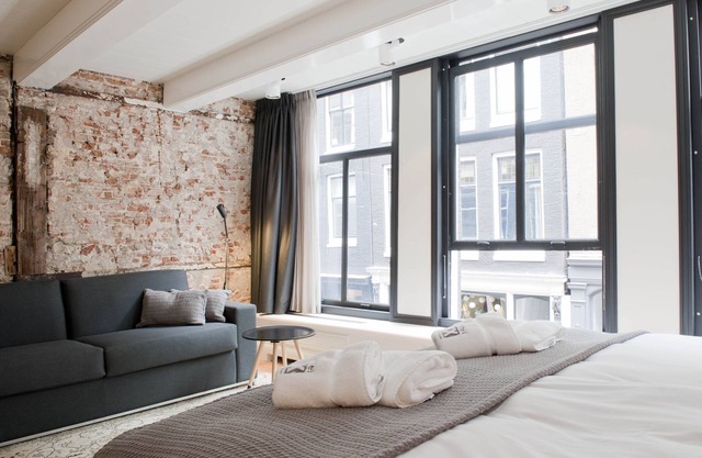 Hotel IX
