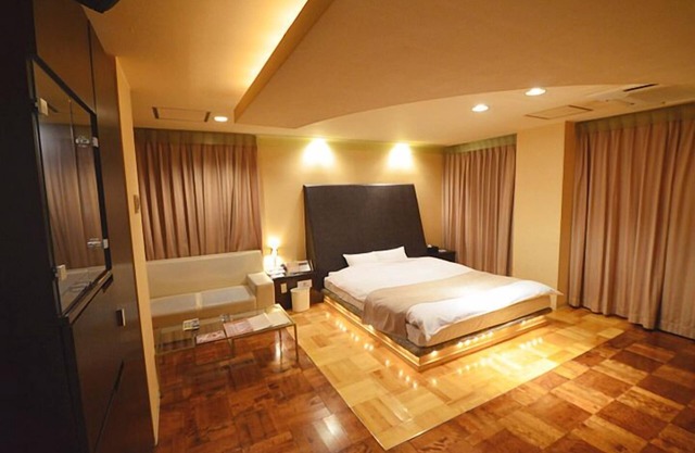 HOTEL LET'S