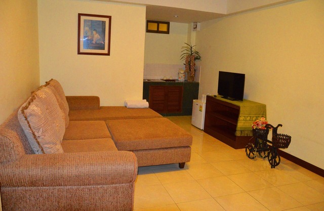 Hotel near Suvarnabhumi Airport, 15 minutes drive.We service 24 hours.