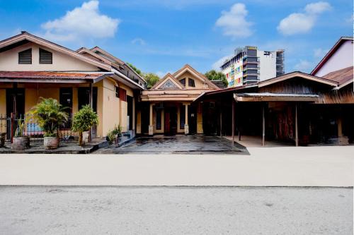 Hotel O Balikpapan near Taman Beruang Madu formerly Palm Cafe Inn