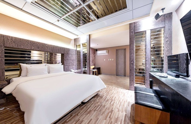 HOTEL ON