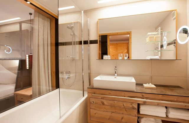 Hotel Restaurant Walliserstube, Time-out Deluxe - Suite, Shower or bath, South