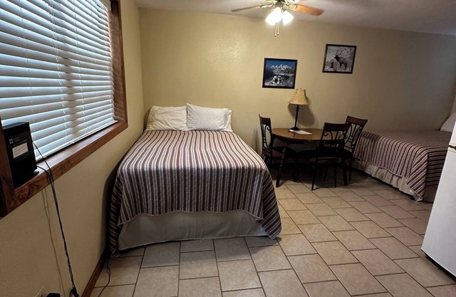 Hotel room with mini kitchen right on Toledo Bend Lake