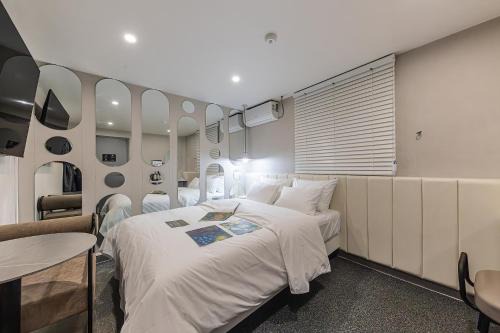 Hotel Yellow